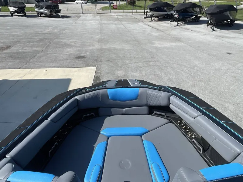 Slide: The Image of Malibu M240 2023 - 9