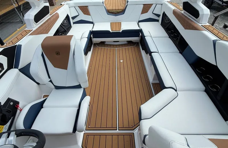 Slide: The Image of Nautique Super Air Nautique S23 2025 - 37