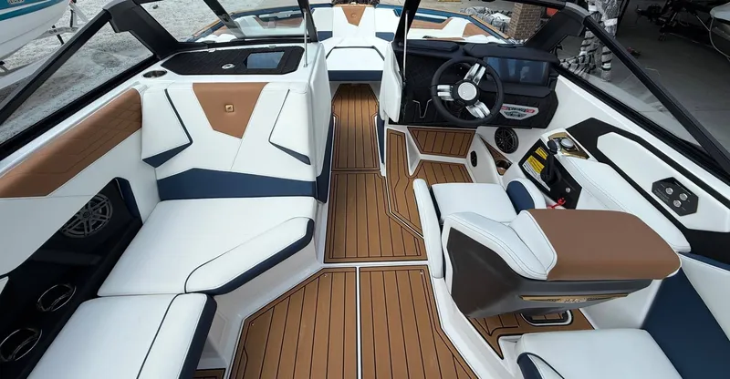 Slide: The Image of Nautique Super Air Nautique S23 2025 - 42