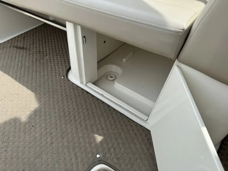 Slide: The Image of Sea Ray 270 SLX 2011 - 13