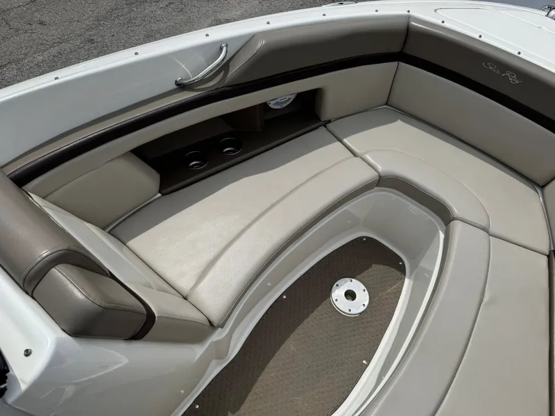 Slide: The Image of Sea Ray 270 SLX 2011 - 14