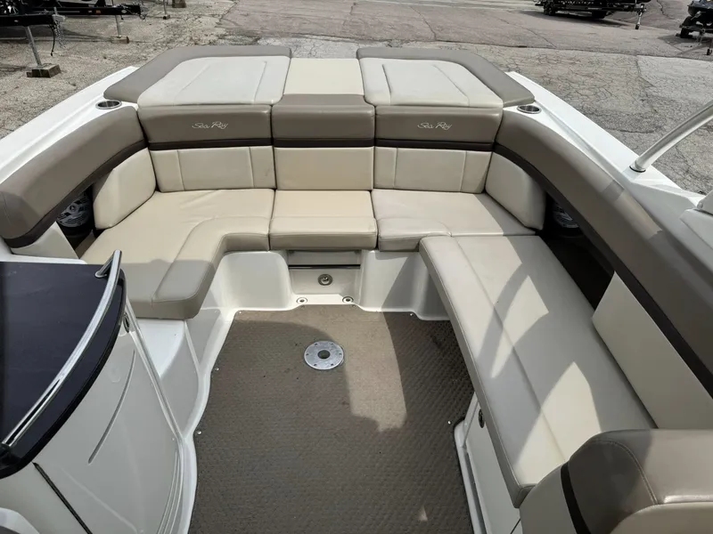 Slide: The Image of Sea Ray 270 SLX 2011 - 16