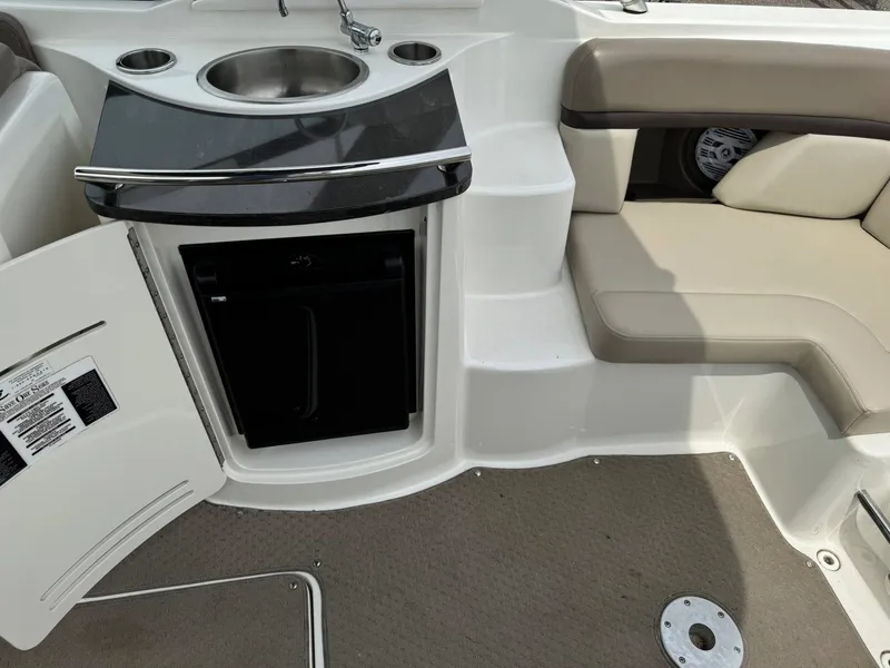 Slide: The Image of Sea Ray 270 SLX 2011 - 23