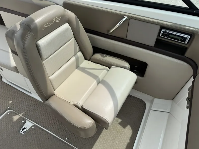 Slide: The Image of Sea Ray 270 SLX 2011 - 5