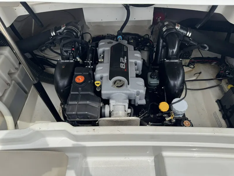 Slide: The Image of Sea Ray 270 SLX 2011 - 6