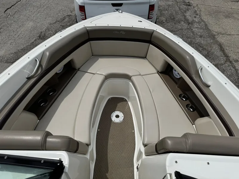 Slide: The Image of Sea Ray 270 SLX 2011 - 9