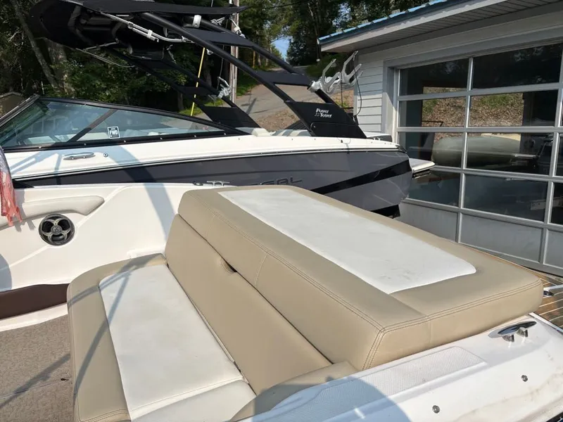 Slide: The Image of Regal 1900 ES Bowrider 2015 - 8