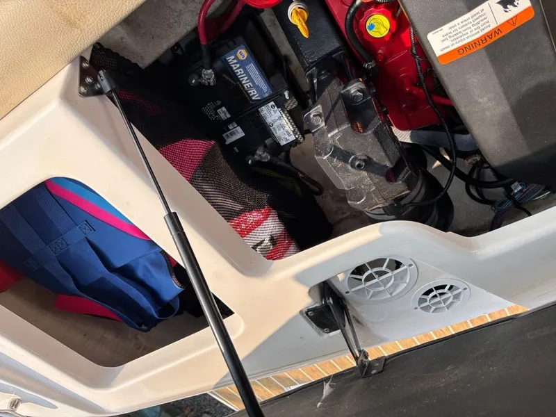 Slide: The Image of Regal 1900 ES Bowrider 2015 - 9