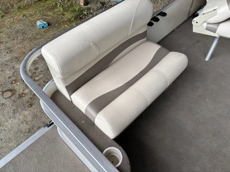 Slide: The Image of Sun Tracker PARTY BARGE 20 Signature Series 2007 - 10