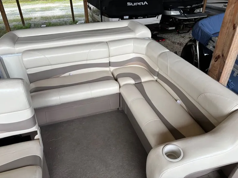 Slide: The Image of Sun Tracker PARTY BARGE 20 Signature Series 2007 - 11