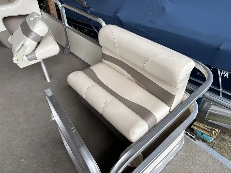 Slide: The Image of Sun Tracker PARTY BARGE 20 Signature Series 2007 - 14