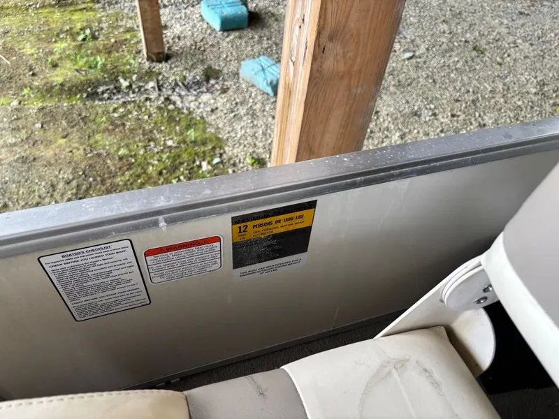 Slide: The Image of Sun Tracker PARTY BARGE 20 Signature Series 2007 - 3