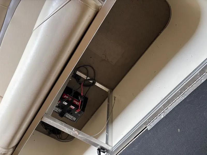 Slide: The Image of Sun Tracker PARTY BARGE 20 Signature Series 2007 - 4