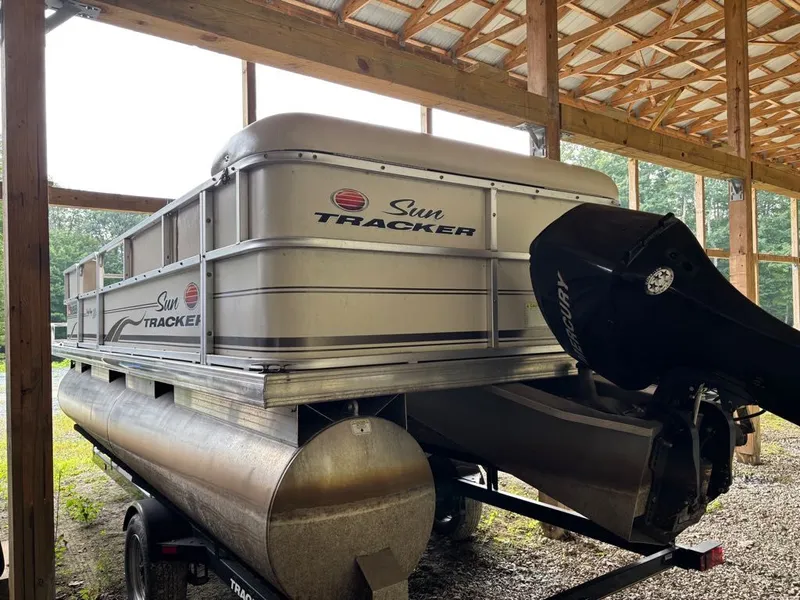 Slide: The Image of Sun Tracker PARTY BARGE 20 Signature Series 2007 - 5