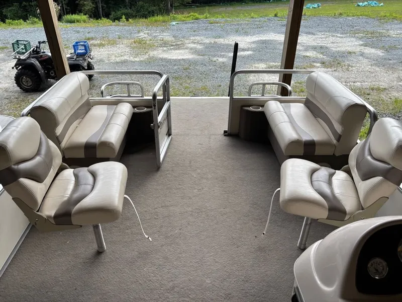 Slide: The Image of Sun Tracker PARTY BARGE 20 Signature Series 2007 - 7