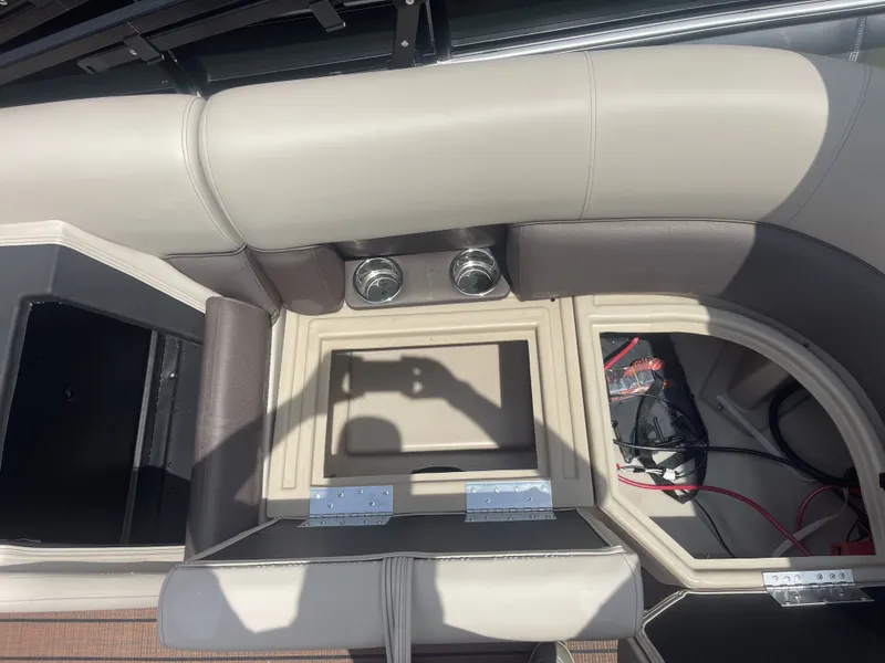 Slide: The Image of Bentley Pontoons Legacy 223 Navigator 2026 - 3