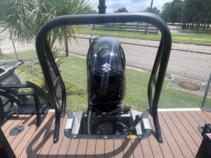 Slide: The Image of Bentley Pontoons Legacy 223 Navigator 2026 - 5