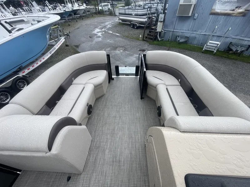 Slide: The Image of Bentley Pontoons Legacy 223 Swingback 2026 - 4