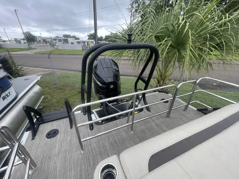 Slide: The Image of Bentley Pontoons Legacy 223 Swingback 2026 - 6