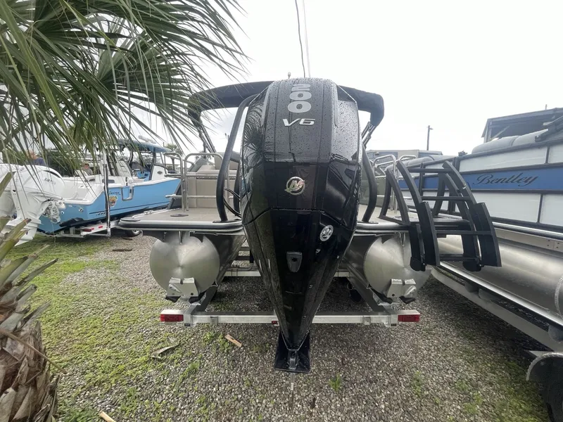 Slide: The Image of Bentley Pontoons Legacy 223 Swingback 2026 - 7