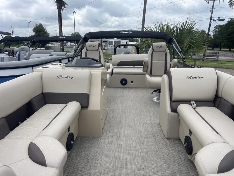 Slide: The Image of Bentley Pontoons Legacy 223 Swingback 2026 - 8