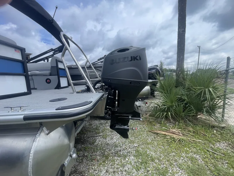 Slide: The Image of Bentley Pontoons 223 Bolt 2026 - 5