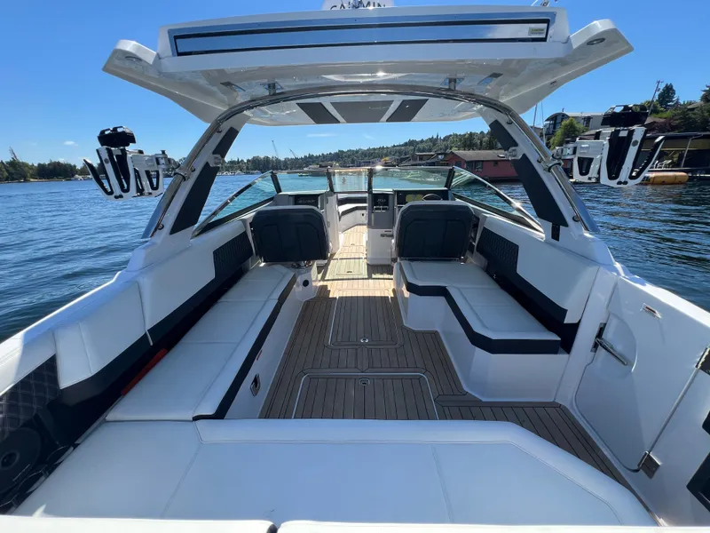 Slide: The Image of Cobalt R33 Surf 2025 - 10