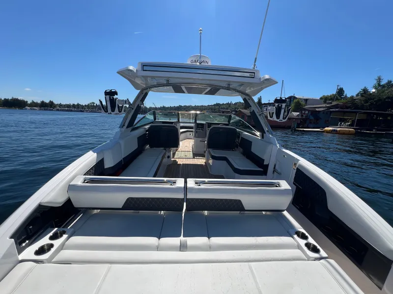 Slide: The Image of Cobalt R33 Surf 2025 - 9