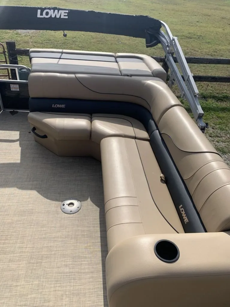 Slide: The Image of Lowe Ss 210 2020 - 6