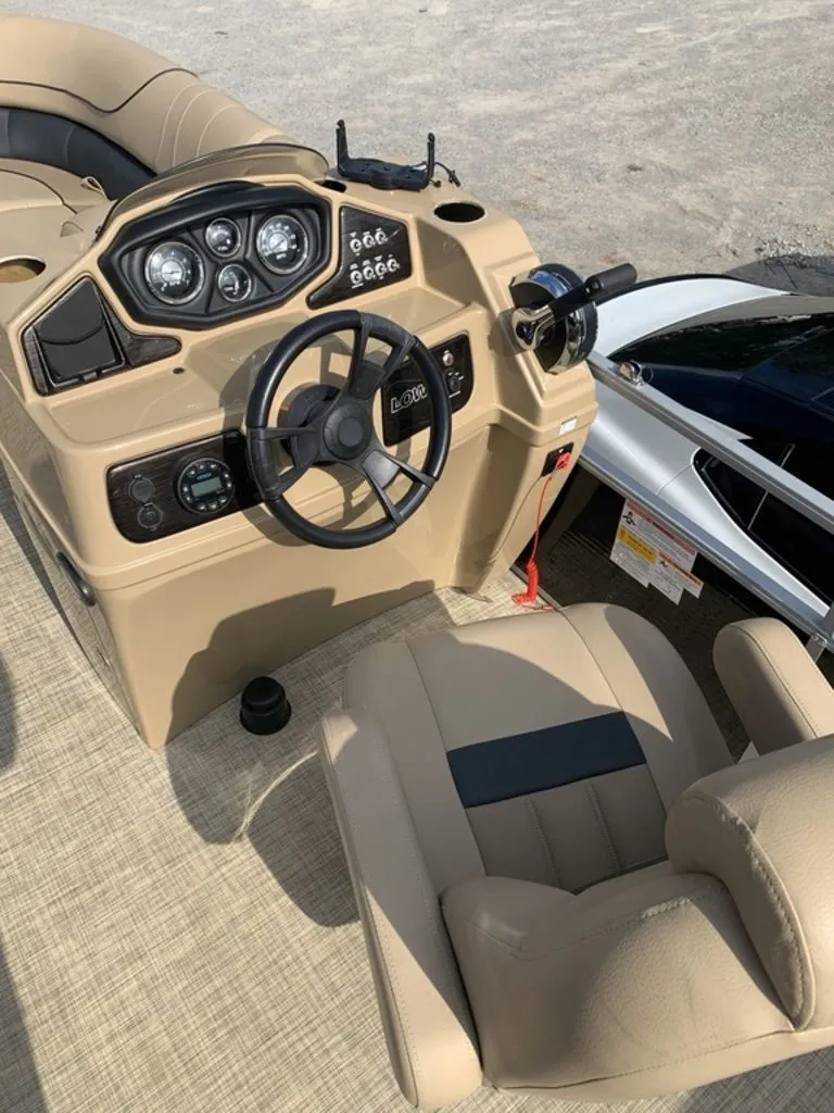 Slide: The Image of Lowe Ss 210 2020 - 7