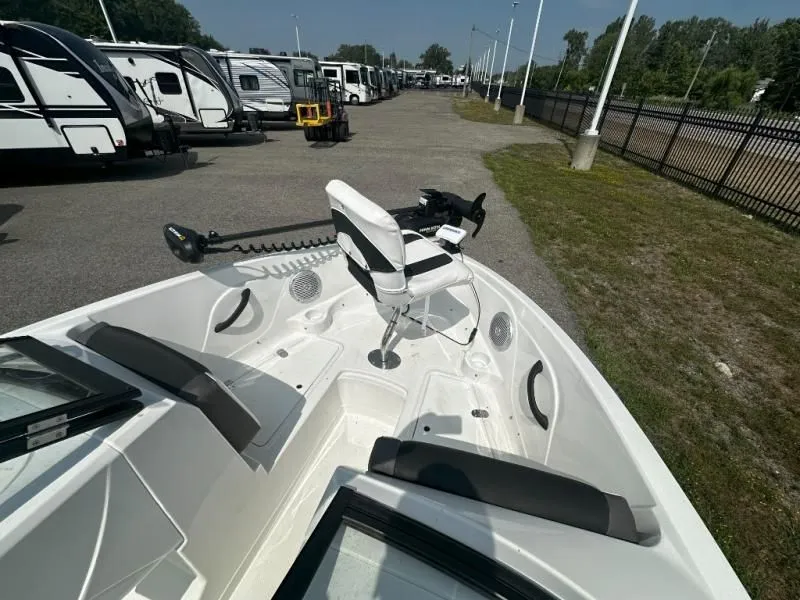 Slide: The Image of Tahoe 185S 2023 - 11