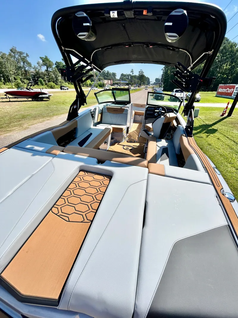 Slide: The Image of MasterCraft NXT22 2026 - 10