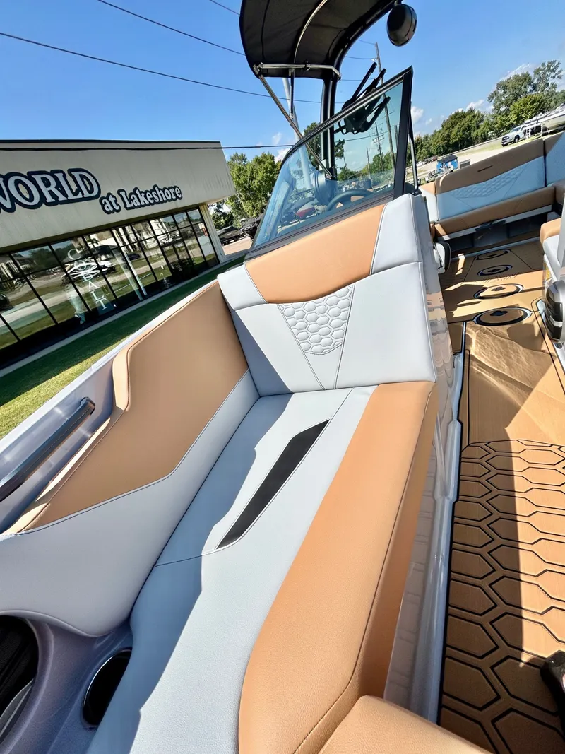 Slide: The Image of MasterCraft NXT22 2026 - 14