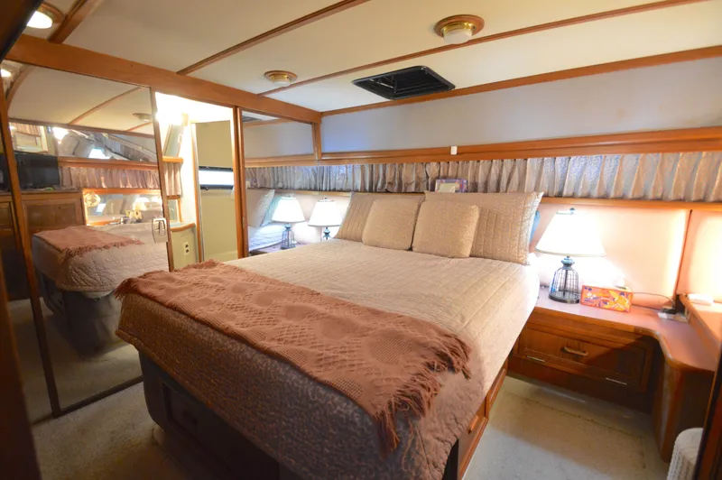 Slide: The Image of Carver 42 Aft Cabin Motoryacht - Cummins 1987 - 28