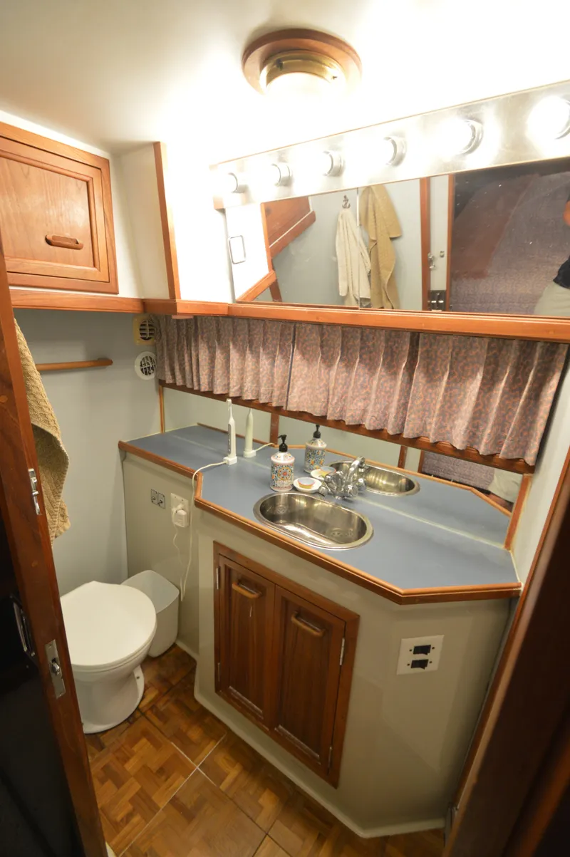 Slide: The Image of Carver 42 Aft Cabin Motoryacht - Cummins 1987 - 30