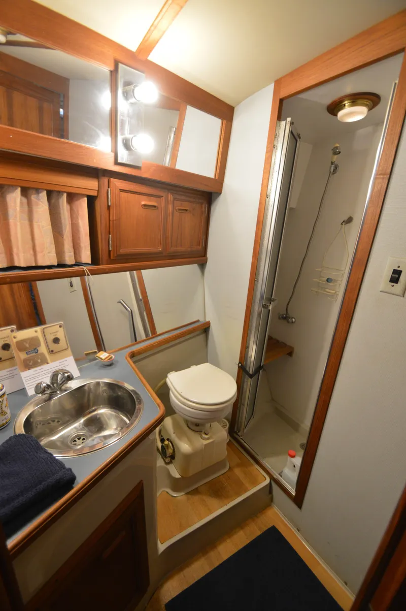 Slide: The Image of Carver 42 Aft Cabin Motoryacht - Cummins 1987 - 33