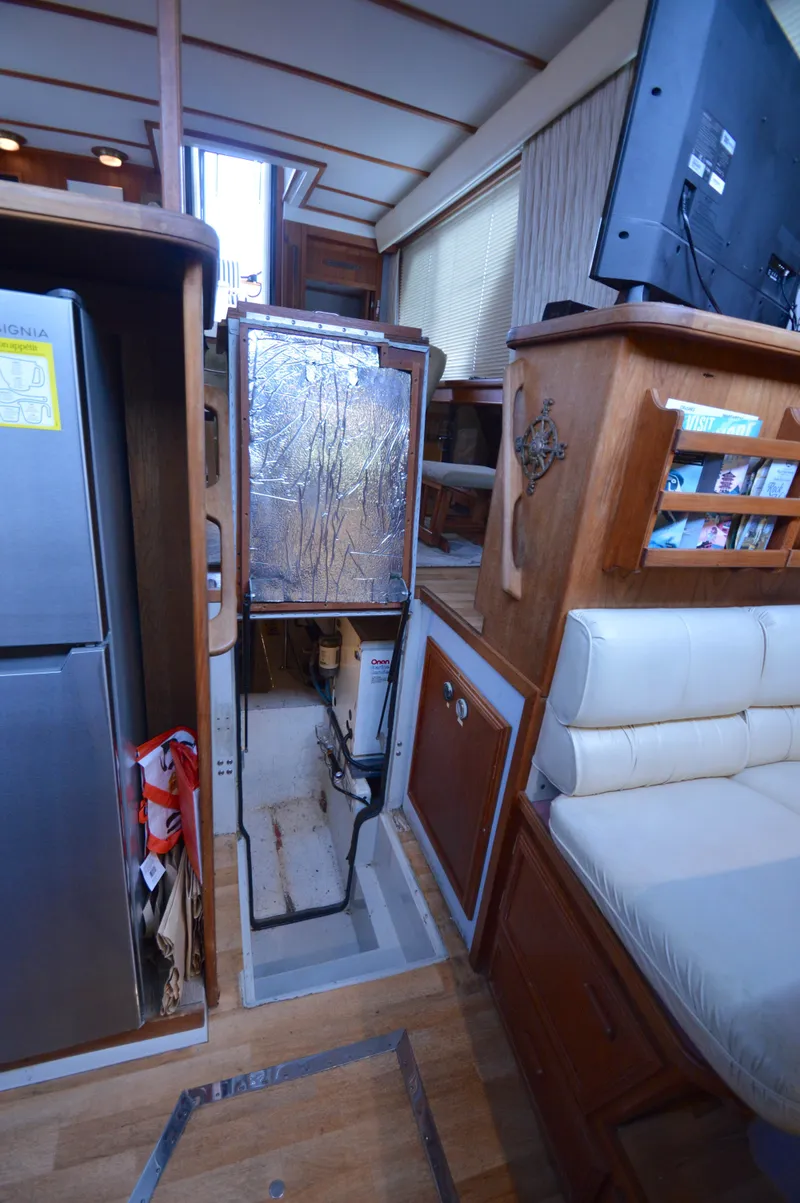 Slide: The Image of Carver 42 Aft Cabin Motoryacht - Cummins 1987 - 35