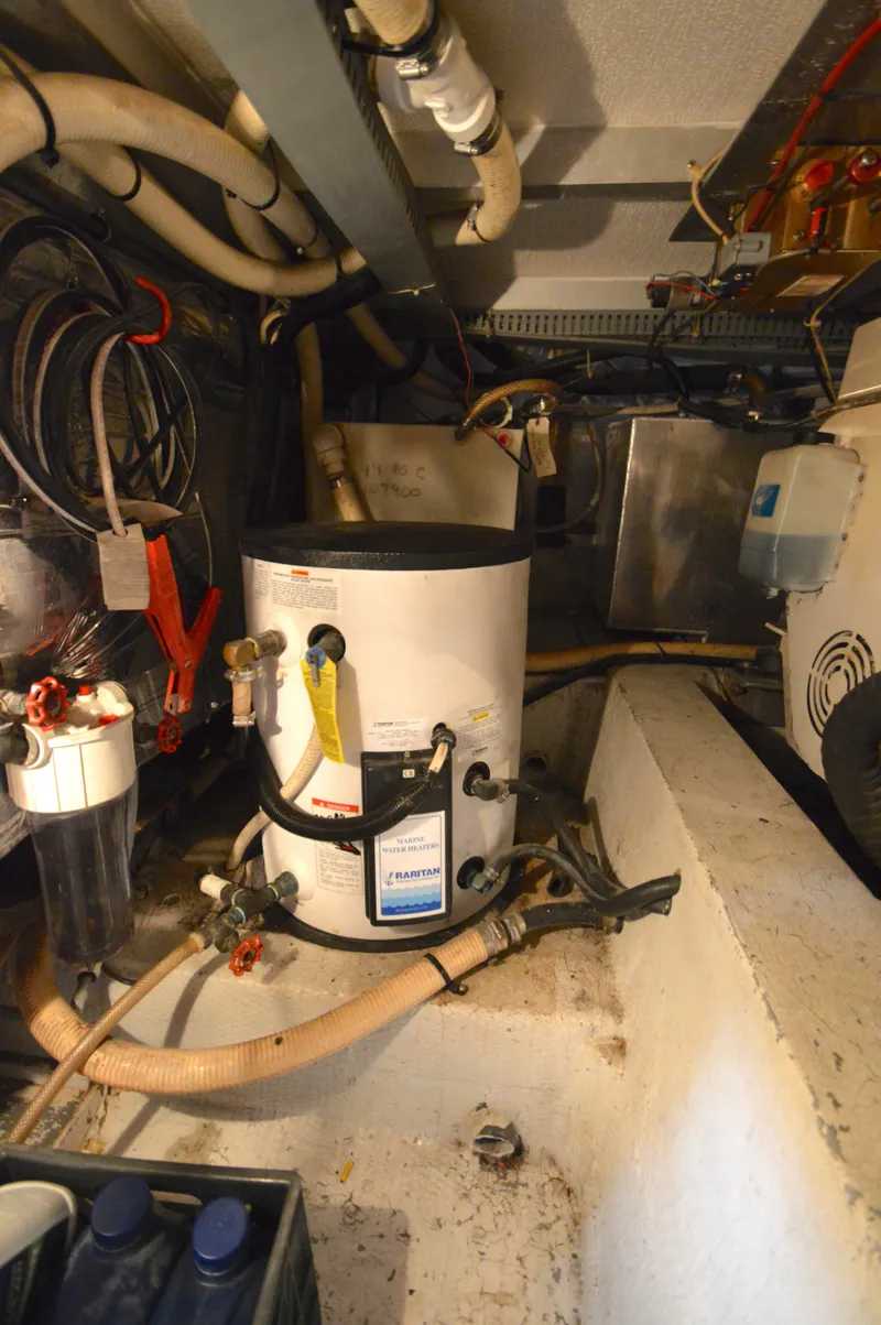 Slide: The Image of Carver 42 Aft Cabin Motoryacht - Cummins 1987 - 40