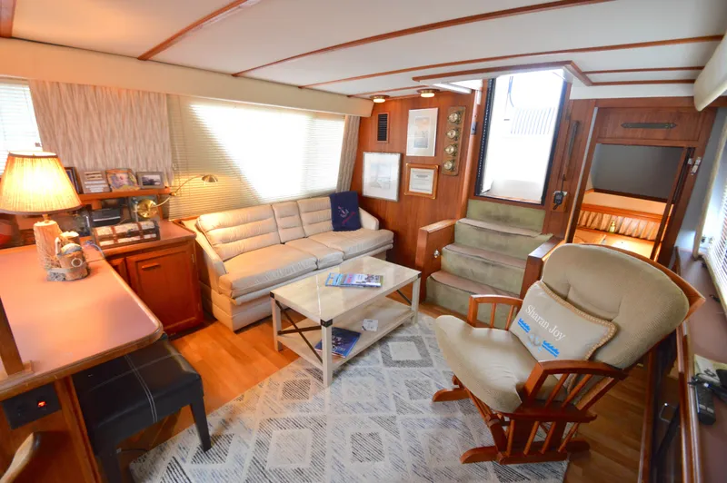 Slide: The Image of Carver Yachts 42 Aft Cabin Motoryacht - Cummins 1987 - 18