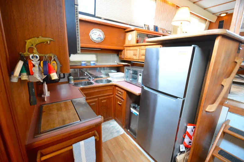 Slide: The Image of Carver Yachts 42 Aft Cabin Motoryacht - Cummins 1987 - 25