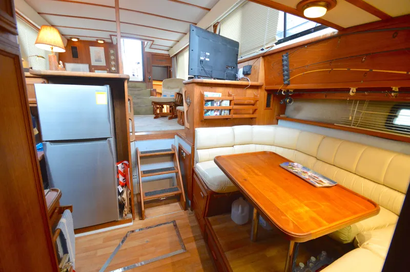 Slide: The Image of Carver Yachts 42 Aft Cabin Motoryacht - Cummins 1987 - 26