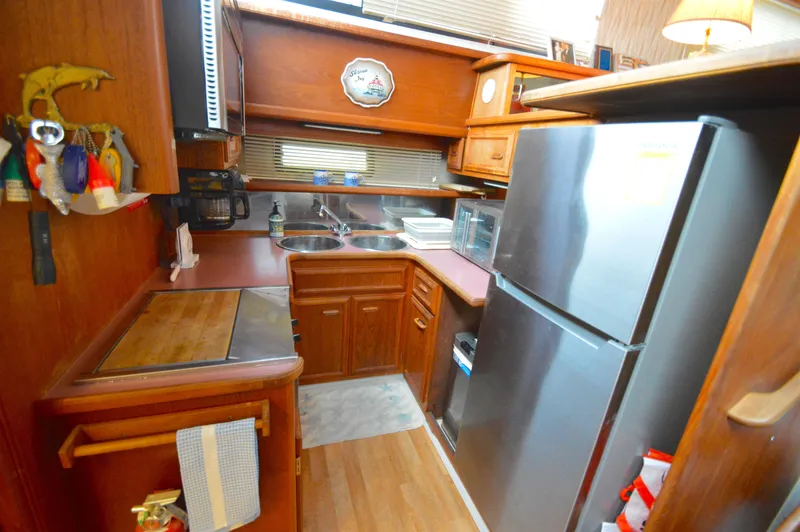 Slide: The Image of Carver Yachts 42 Aft Cabin Motoryacht - Cummins 1987 - 27