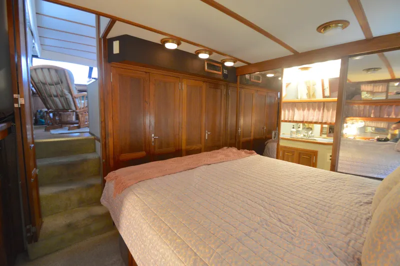 Slide: The Image of Carver Yachts 42 Aft Cabin Motoryacht - Cummins 1987 - 29