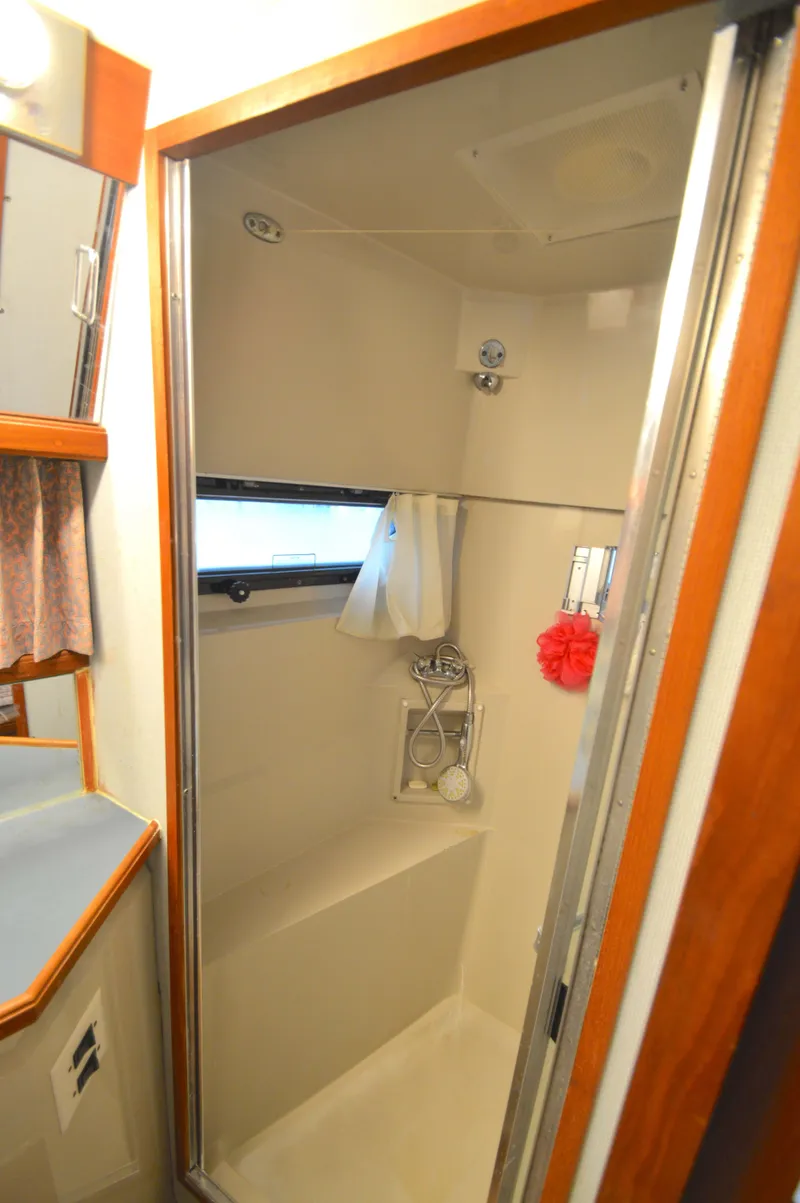 Slide: The Image of Carver Yachts 42 Aft Cabin Motoryacht - Cummins 1987 - 31