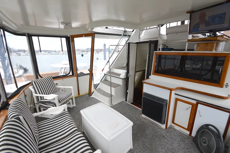 Slide: The Image of Carver Yachts 42 Aft Cabin Motoryacht - Cummins 1987 - 7