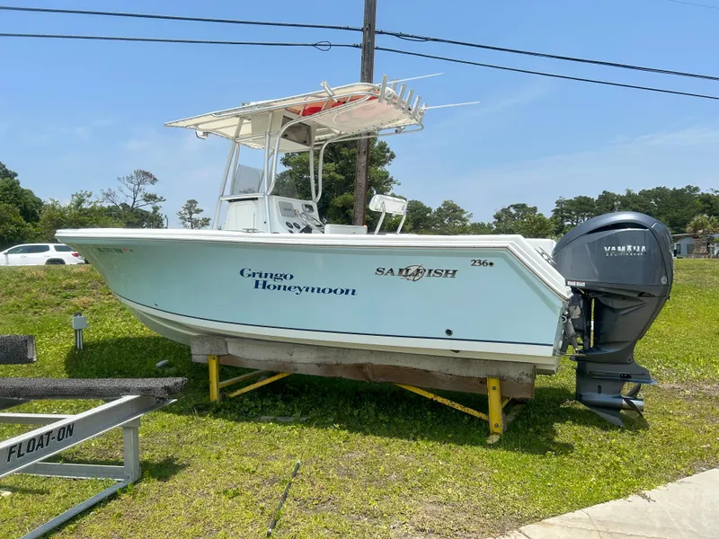 Slide: The Image of 2004 Sailfish 236 CC boat with Yamaha outboard motor on display outdoors. - 10