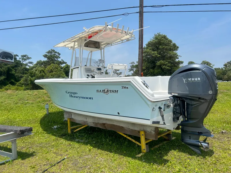 Slide: The Image of 2004 Sailfish 236 CC boat on display with Yamaha outboard motor. - 4