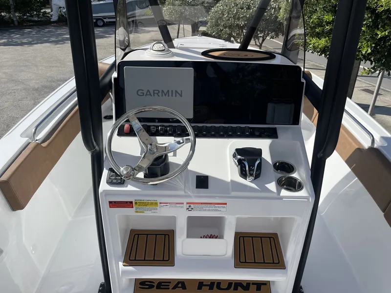 Slide: The Image of Sea Hunt Ultra 234 2026 - 11