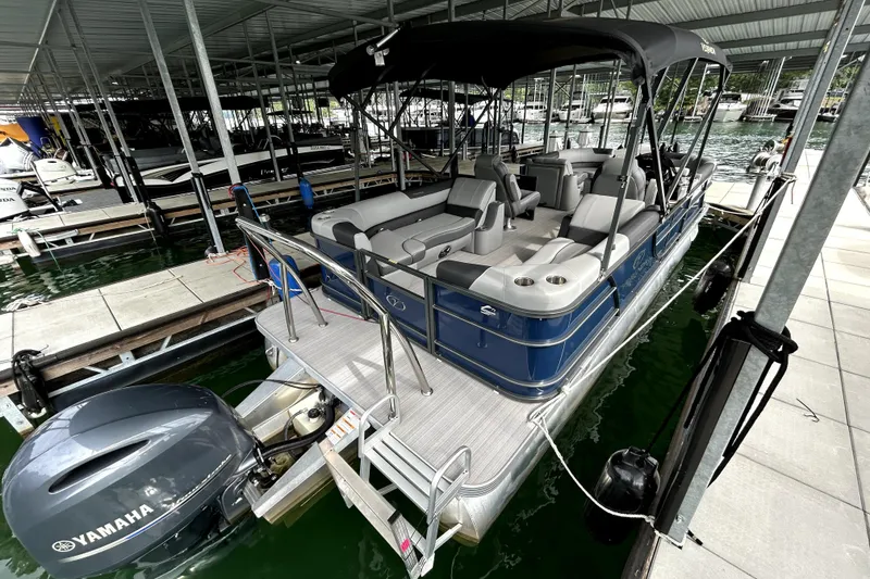 Slide: The Image of 2022 Veranda Relax VR22RC pontoon boat docked with Yamaha motor. - 3
