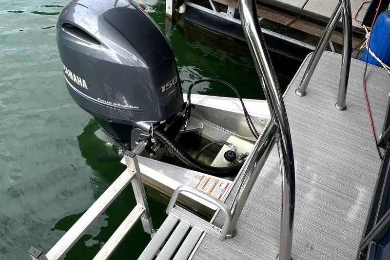 Slide: The Image of Outboard motor on 2022 Veranda Relax VR22RC pontoon boat docked on water. - 6